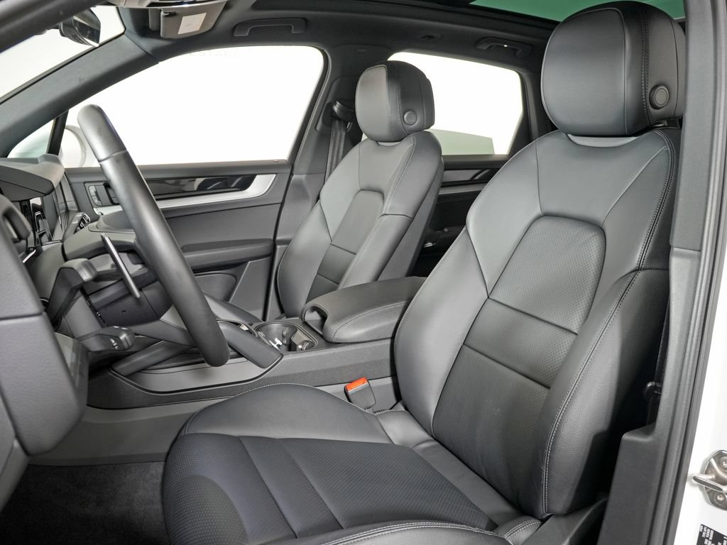 Certified 2024 Porsche Cayenne w/ Premium Package AWD/4WD image 5