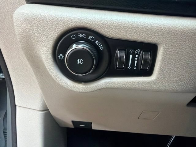 Used 2021 Chrysler Pacifica Touring-L FWD image 24