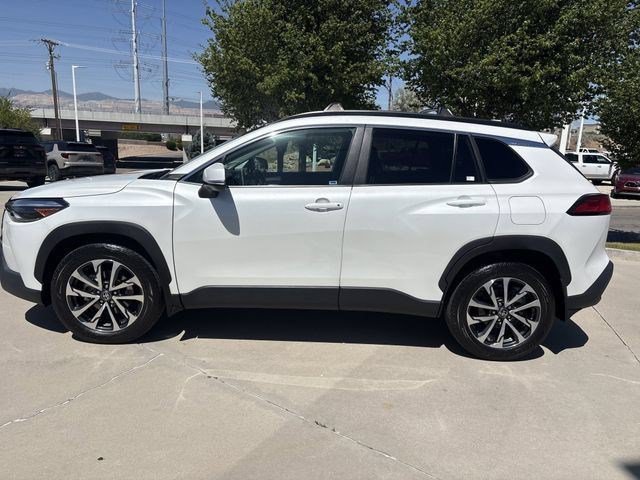 Used 2022 Toyota Corolla Cross XLE w/ Convenience Package FWD image 3