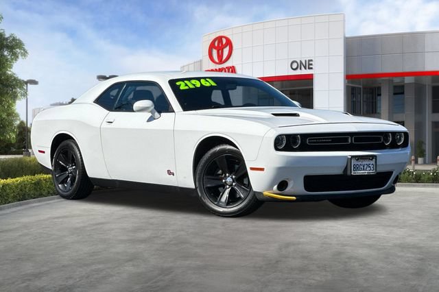 Used 2019 Dodge Challenger SXT RWD image 2