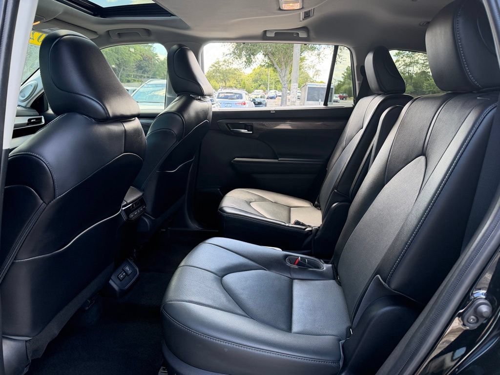Used 2022 Toyota Highlander Limited FWD image 16