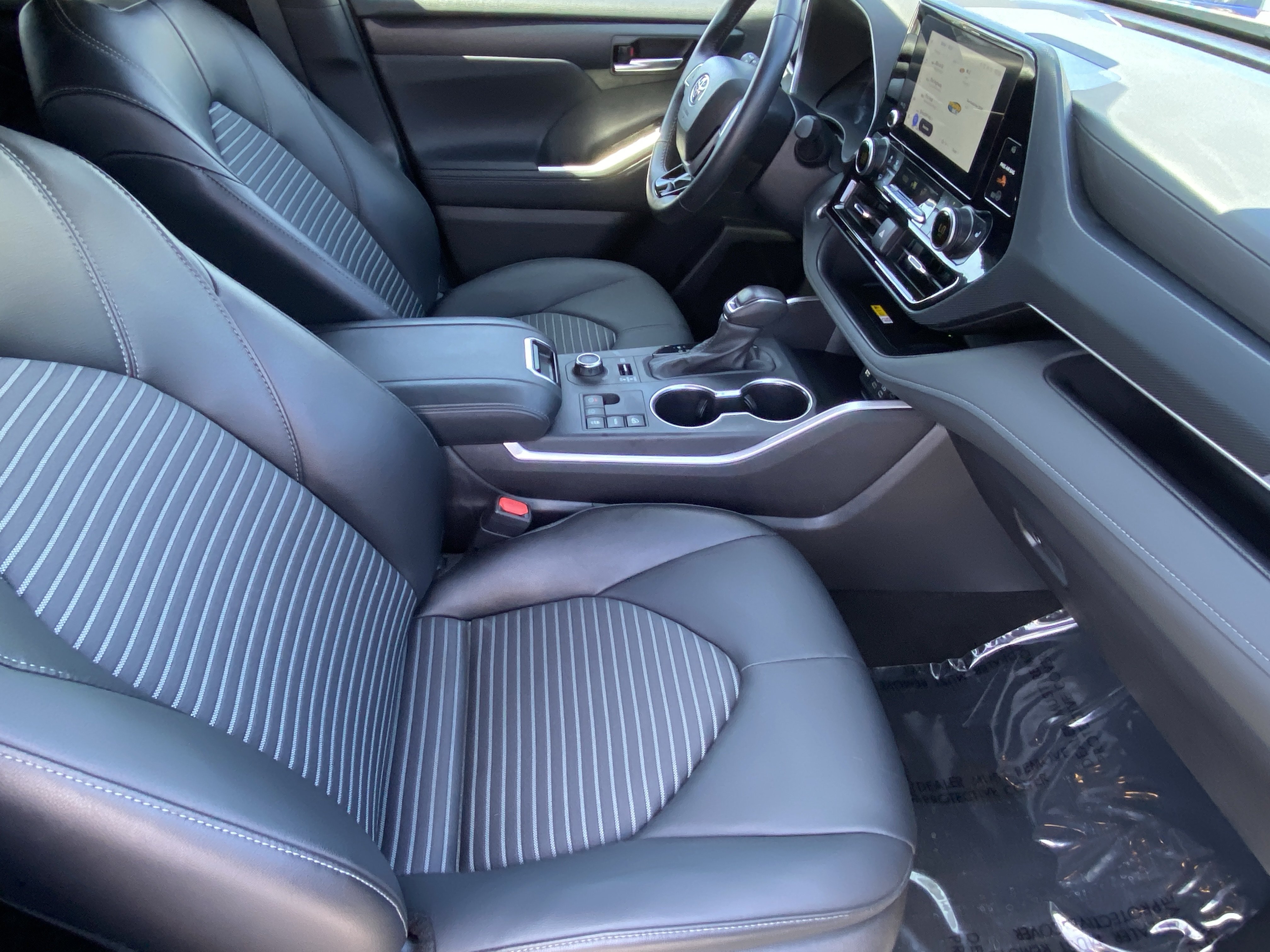 Used 2025 Toyota Highlander XSE AWD/4WD image 9