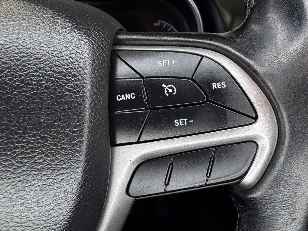 Used 2021 Jeep Grand Cherokee Laredo AWD/4WD image 17