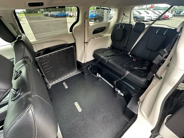 Used 2022 Chrysler Pacifica Touring-L FWD image 10