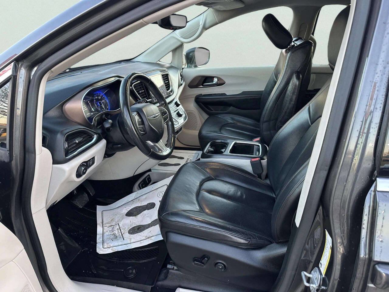 Used 2018 Chrysler Pacifica Touring-L Plus w/ Tire & Wheel Group image 10