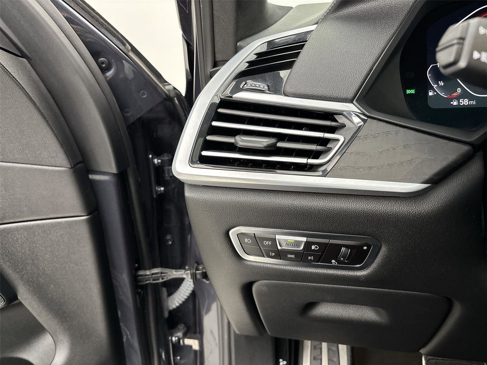 Used 2022 BMW X7 xDrive40i w/ M Sport Package AWD/4WD image 31