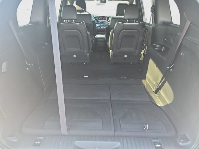 Used 2025 Chrysler Pacifica Limited FWD image 14