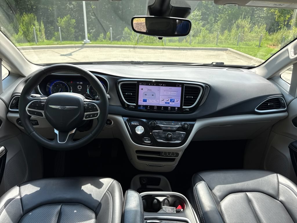 Used 2023 Chrysler Pacifica Touring-L FWD image 16