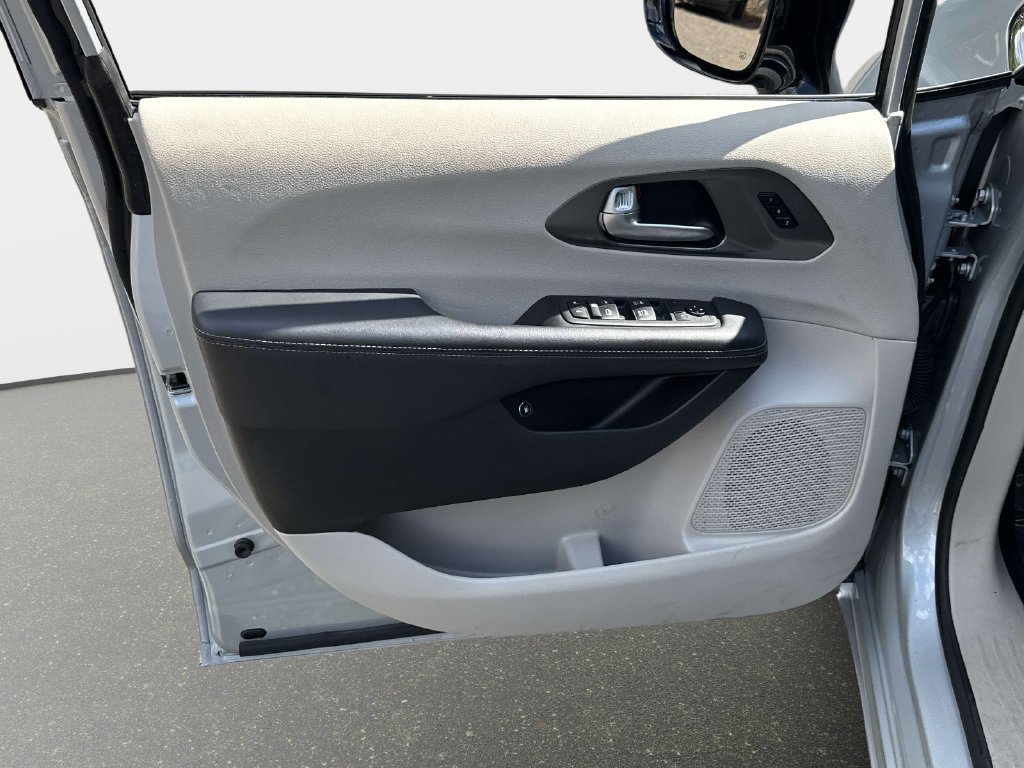 Used 2024 Chrysler Pacifica Limited FWD image 12