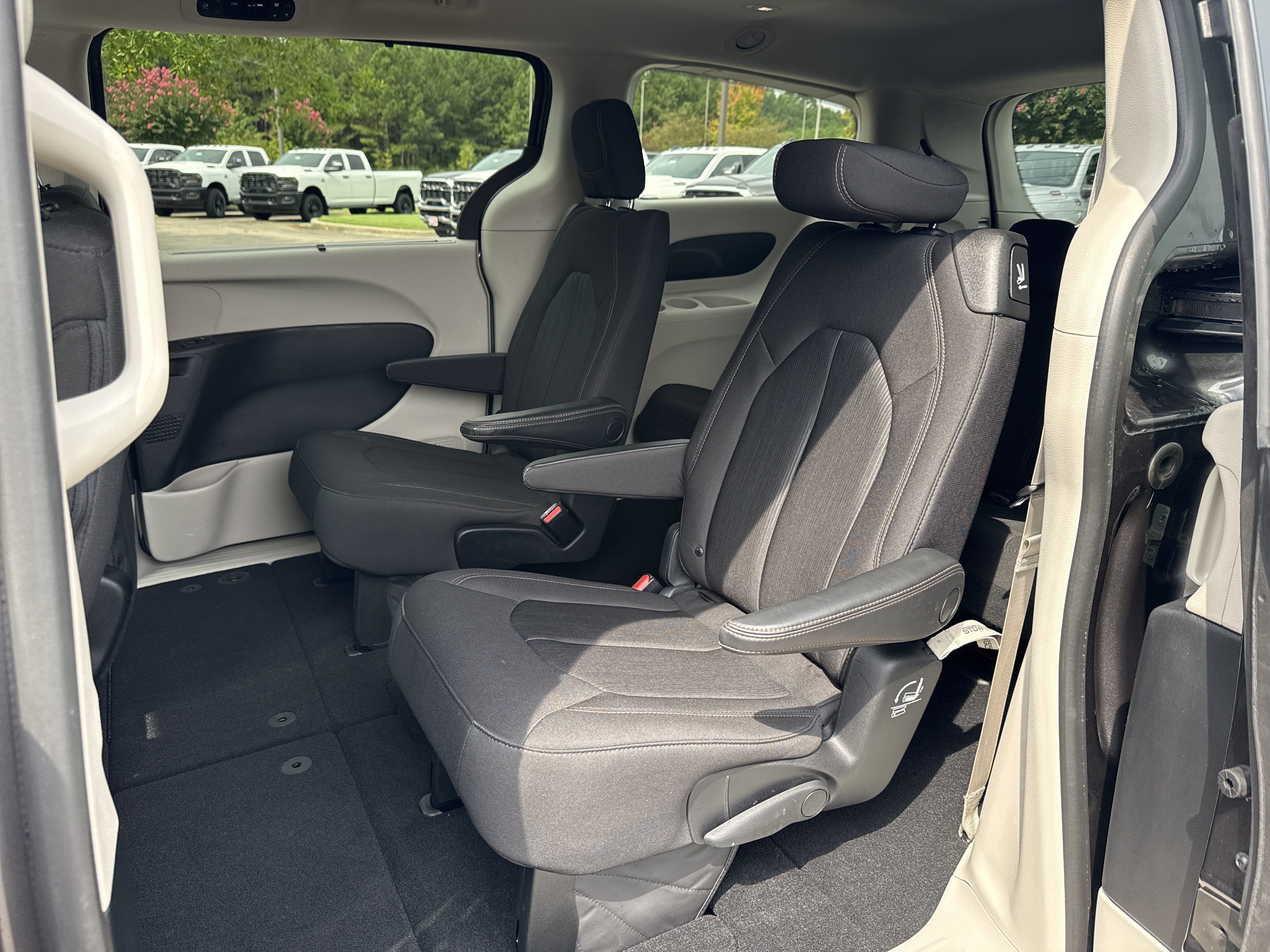 Used 2019 Chrysler Pacifica Touring Plus w/ Advanced Safetytec Group FWD image 22
