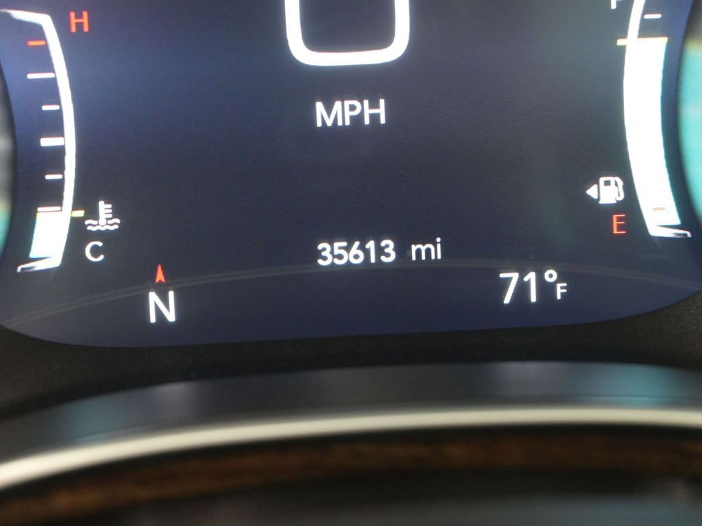 Used 2023 Chrysler Pacifica Limited AWD/4WD image 37