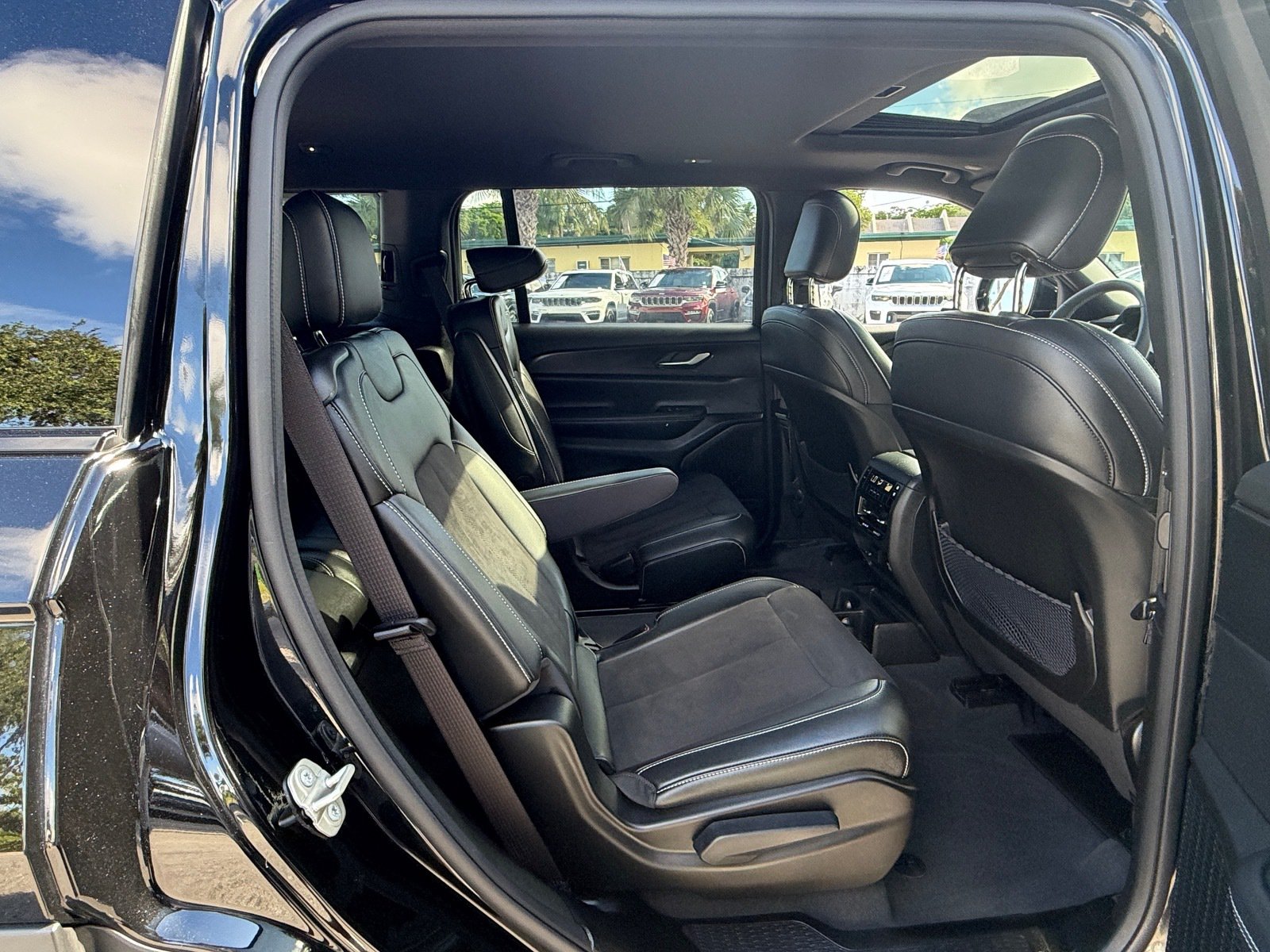 Used 2023 Jeep Grand Cherokee L Laredo RWD image 18