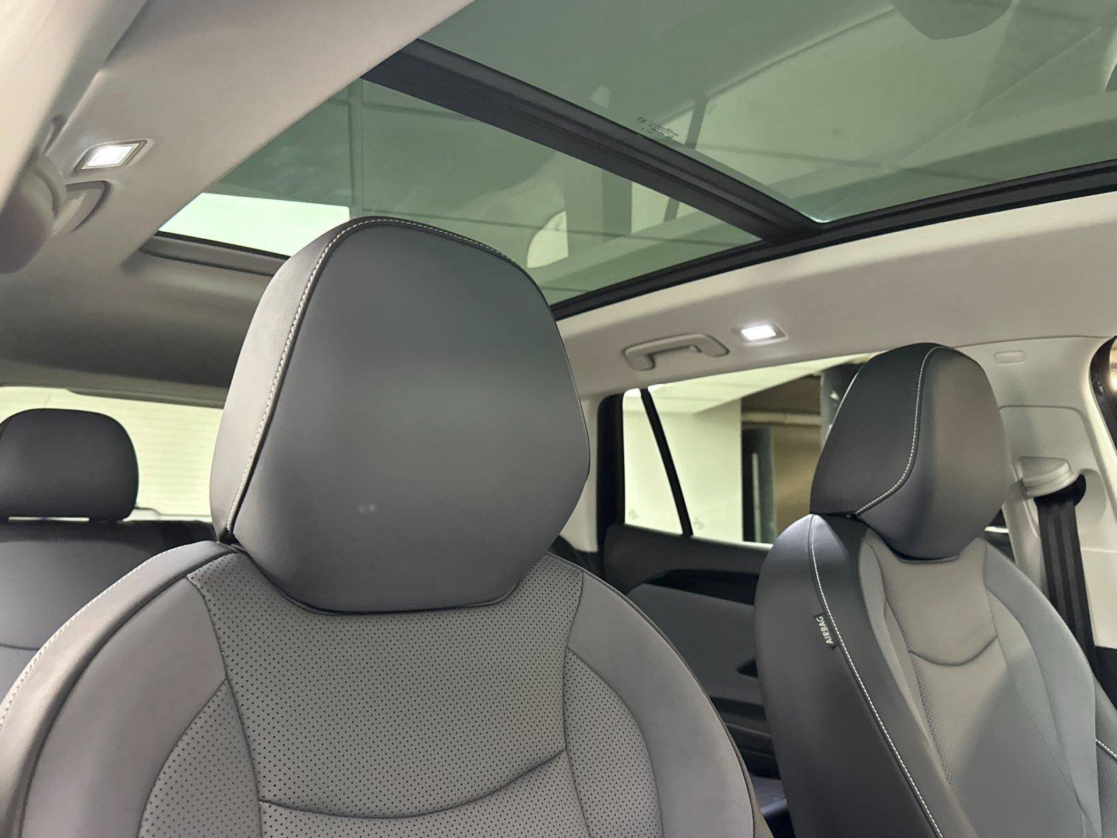 Used 2025 Volkswagen Tiguan SE w/ Panoramic Sunroof Package FWD image 16