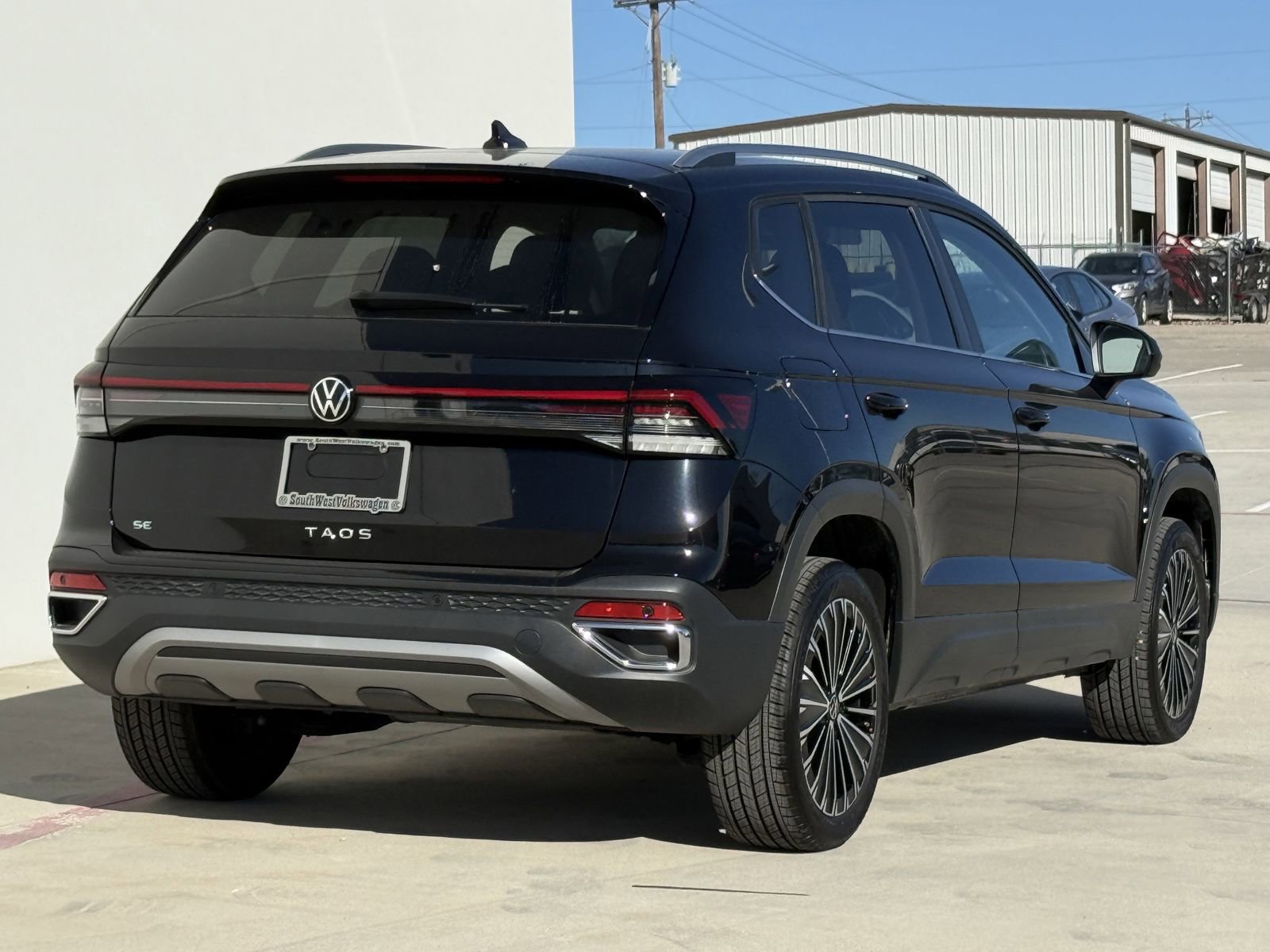 Used 2025 Volkswagen Taos SE image 4