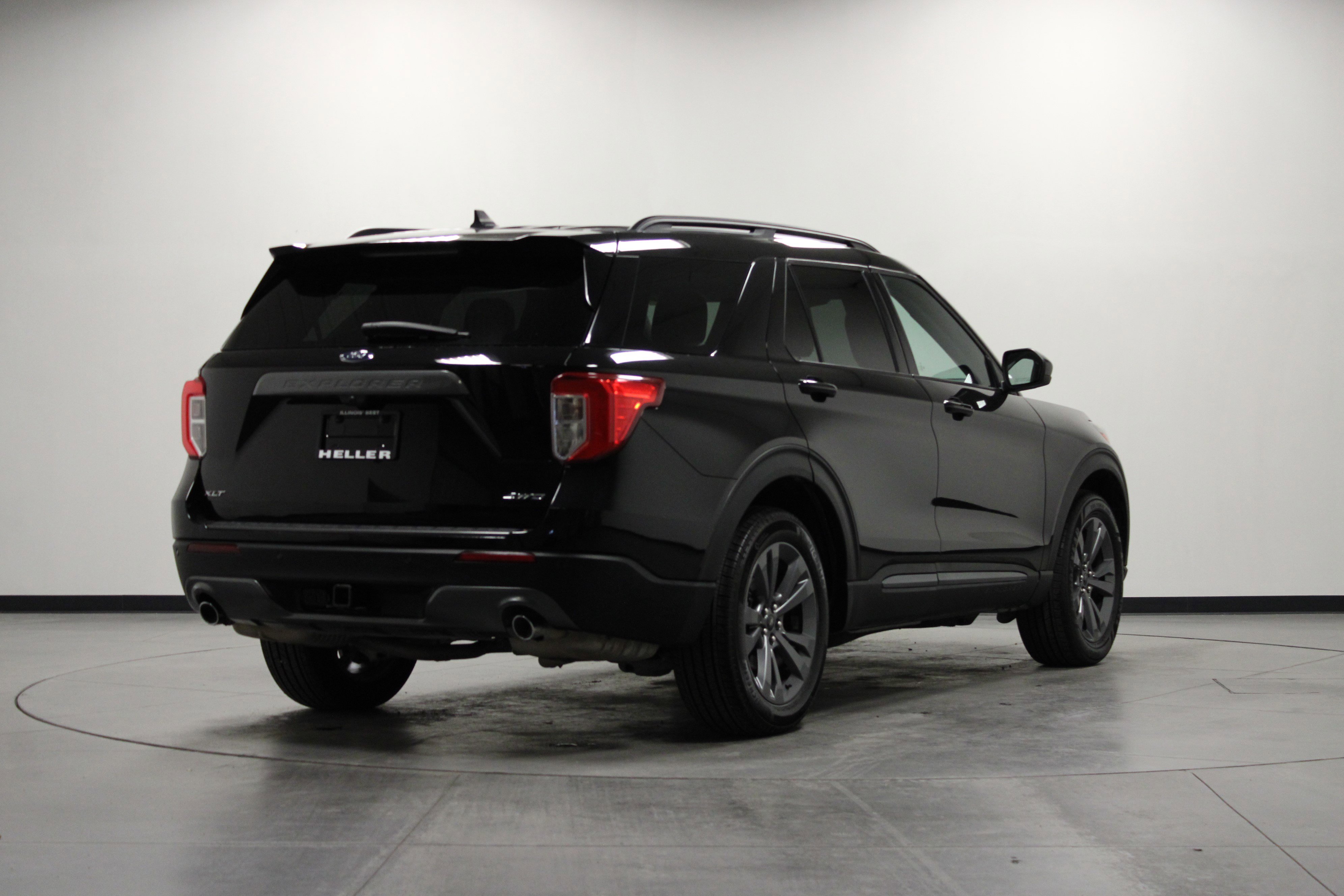 Used 2023 Ford Explorer XLT w/ Equipment Group 202A image 4