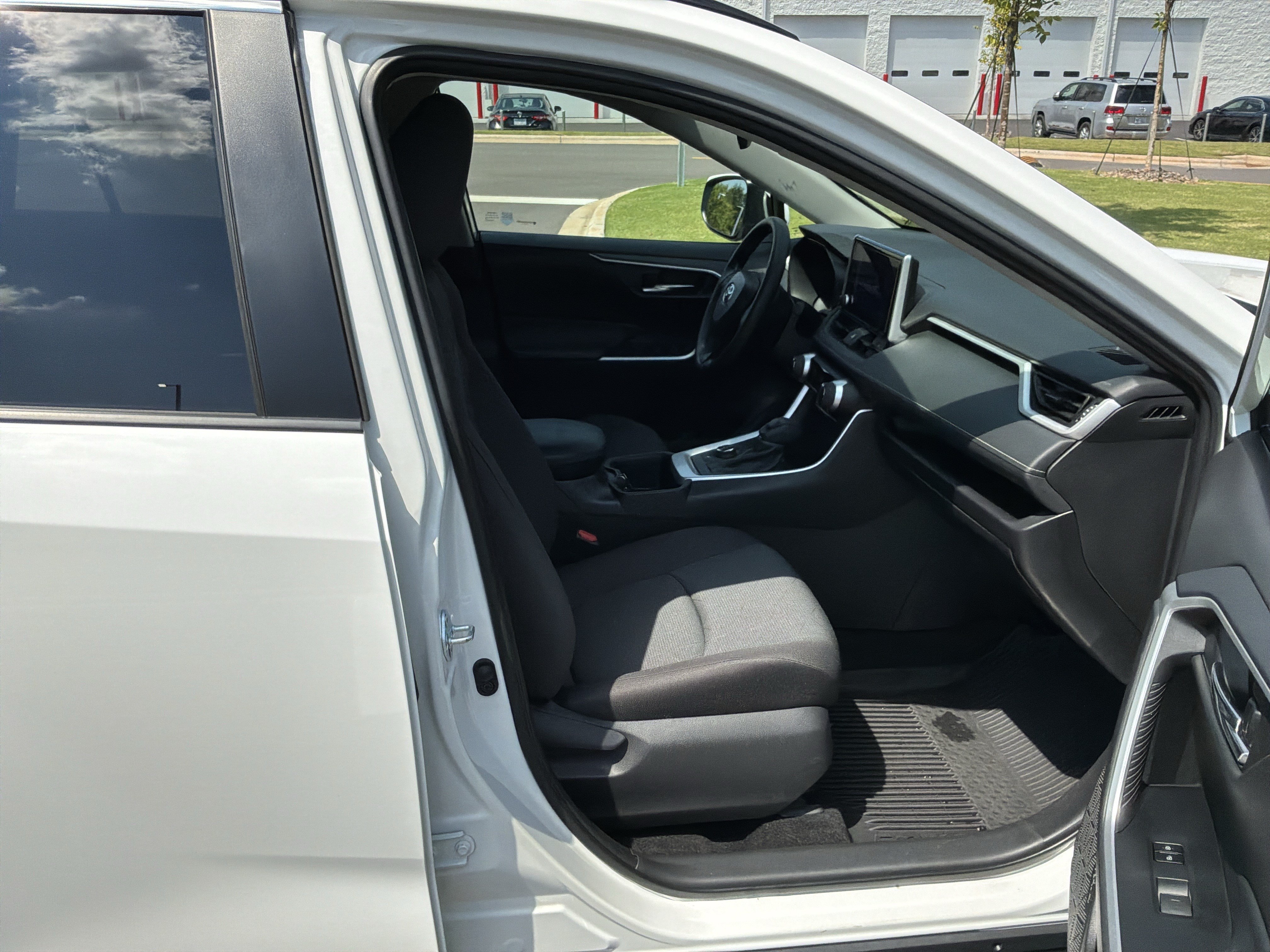 Used 2024 Toyota RAV4 XLE AWD/4WD image 32