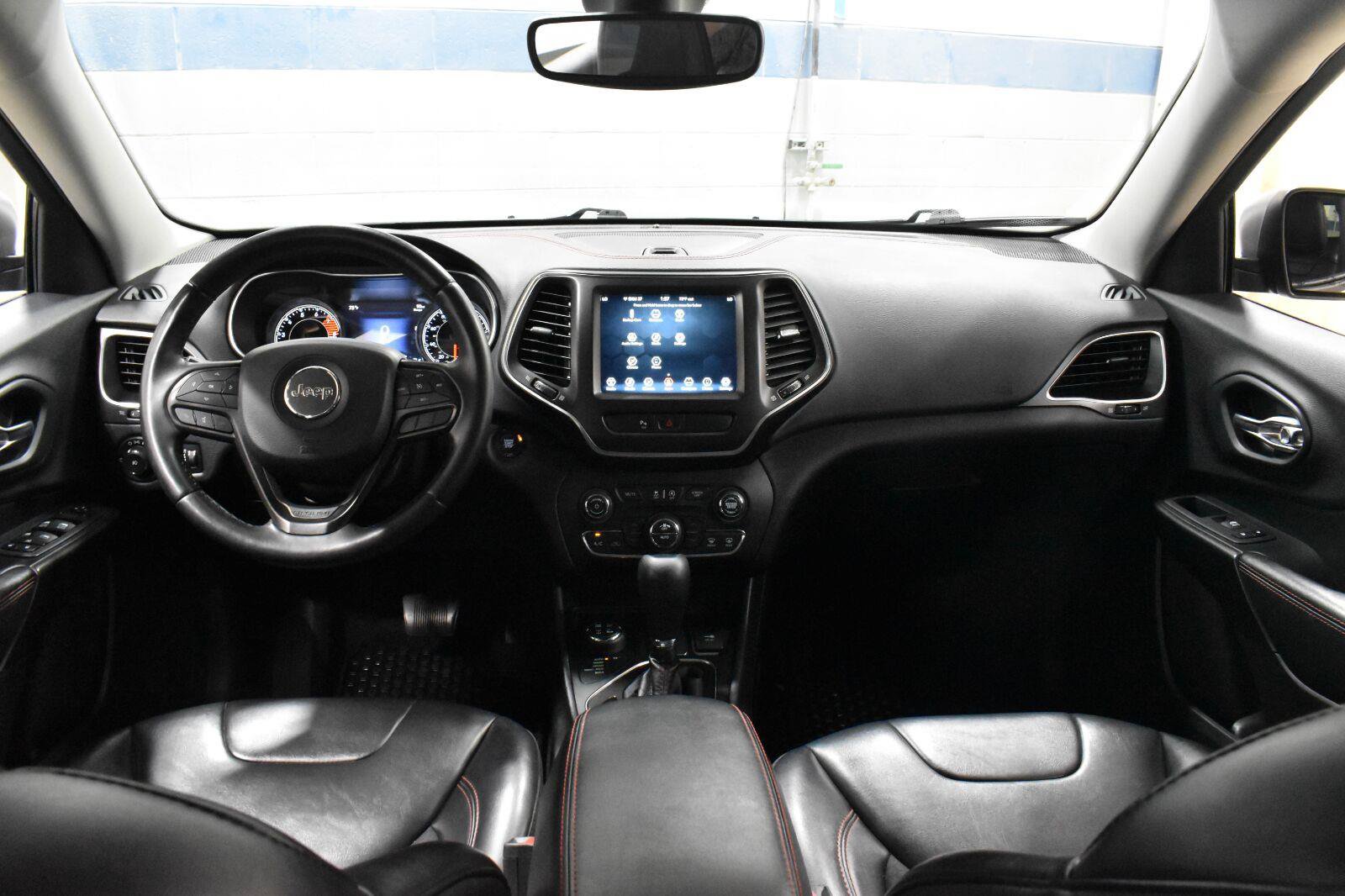 Used 2019 Jeep Cherokee Trailhawk AWD/4WD image 5