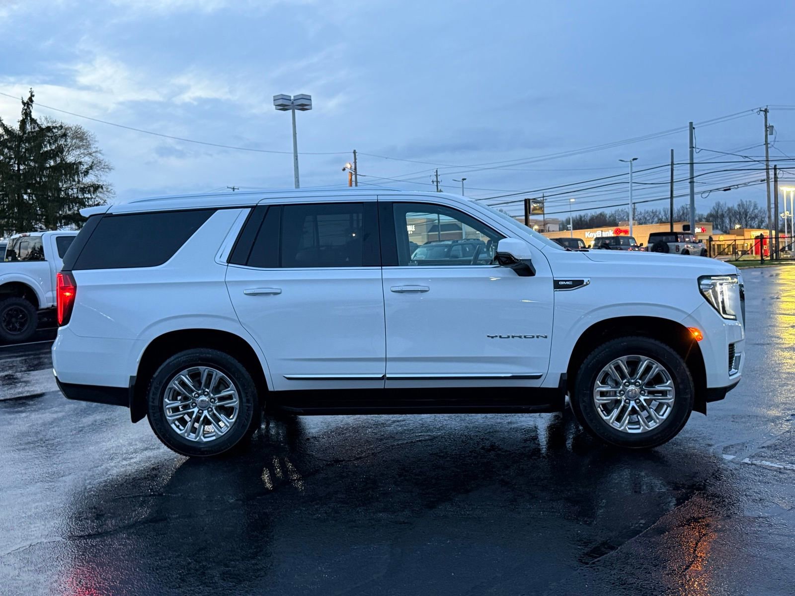 Used 2024 GMC Yukon SLT w/ SLT Luxury Package image 2