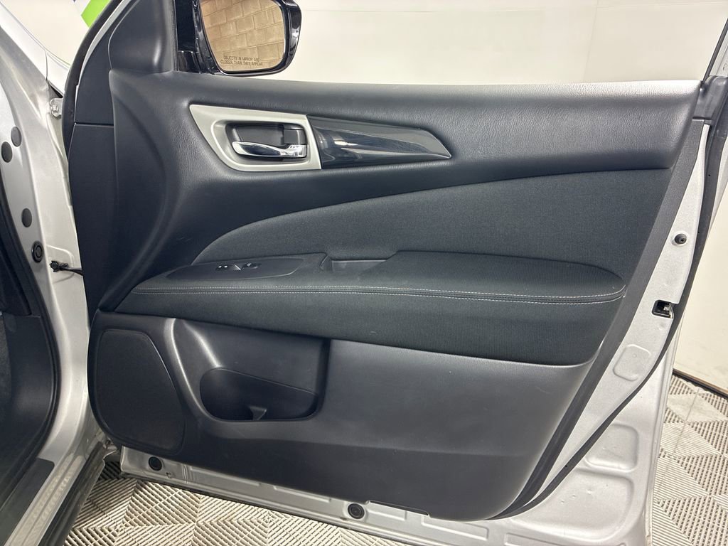 Used 2017 Nissan Pathfinder SV image 34