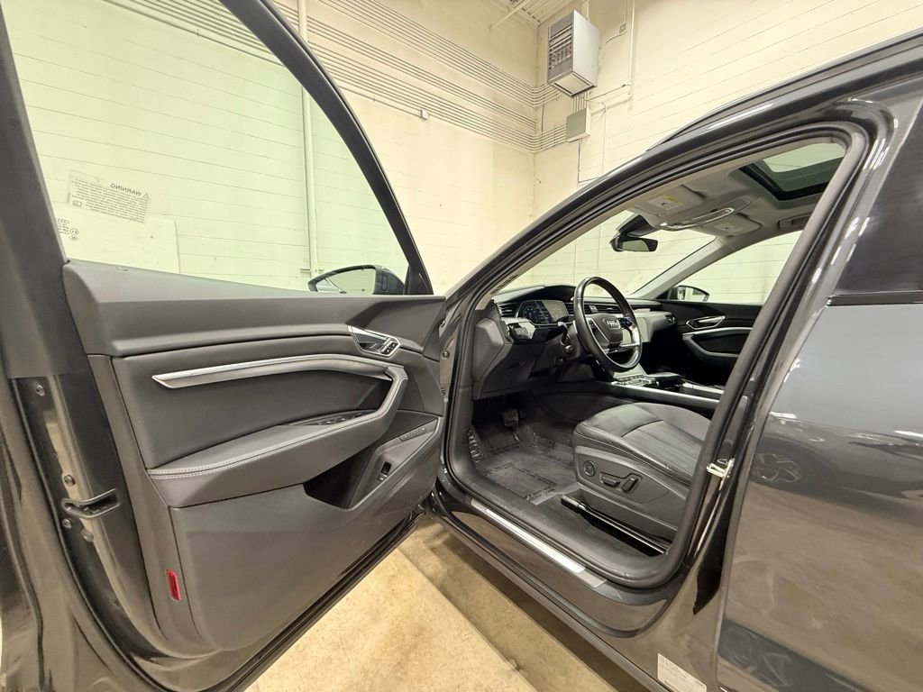 Used 2021 Audi e-tron Premium w/ Convenience Plus Package image 34