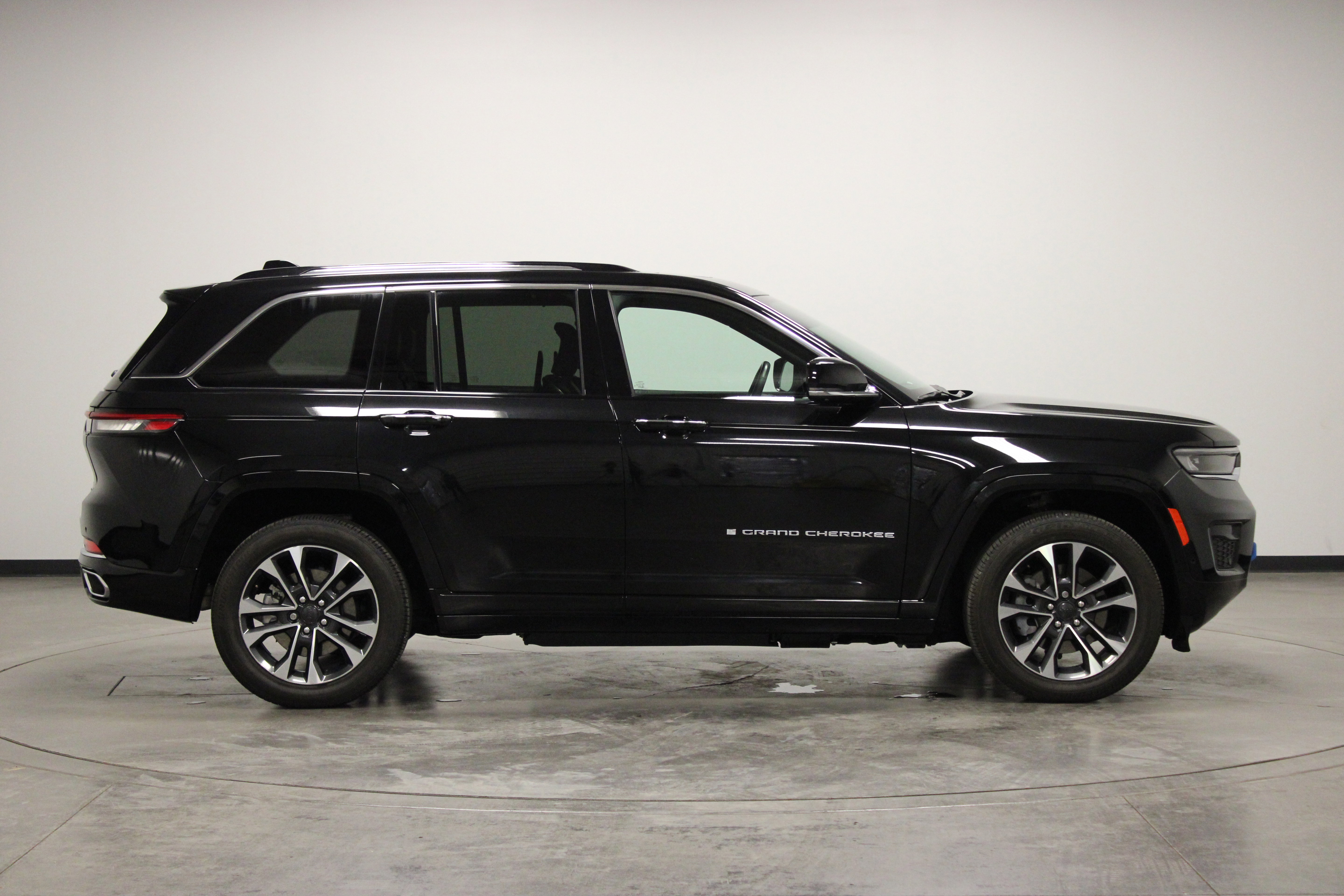 Used 2023 Jeep Grand Cherokee Overland w/ Advanced Protech Group III AWD/4WD image 9