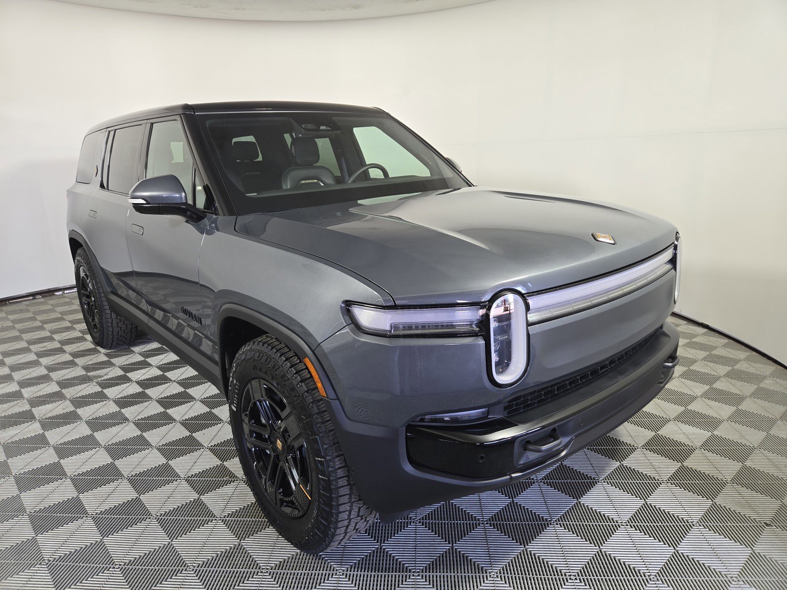 Used 2025 Rivian R1S Adventure image 7