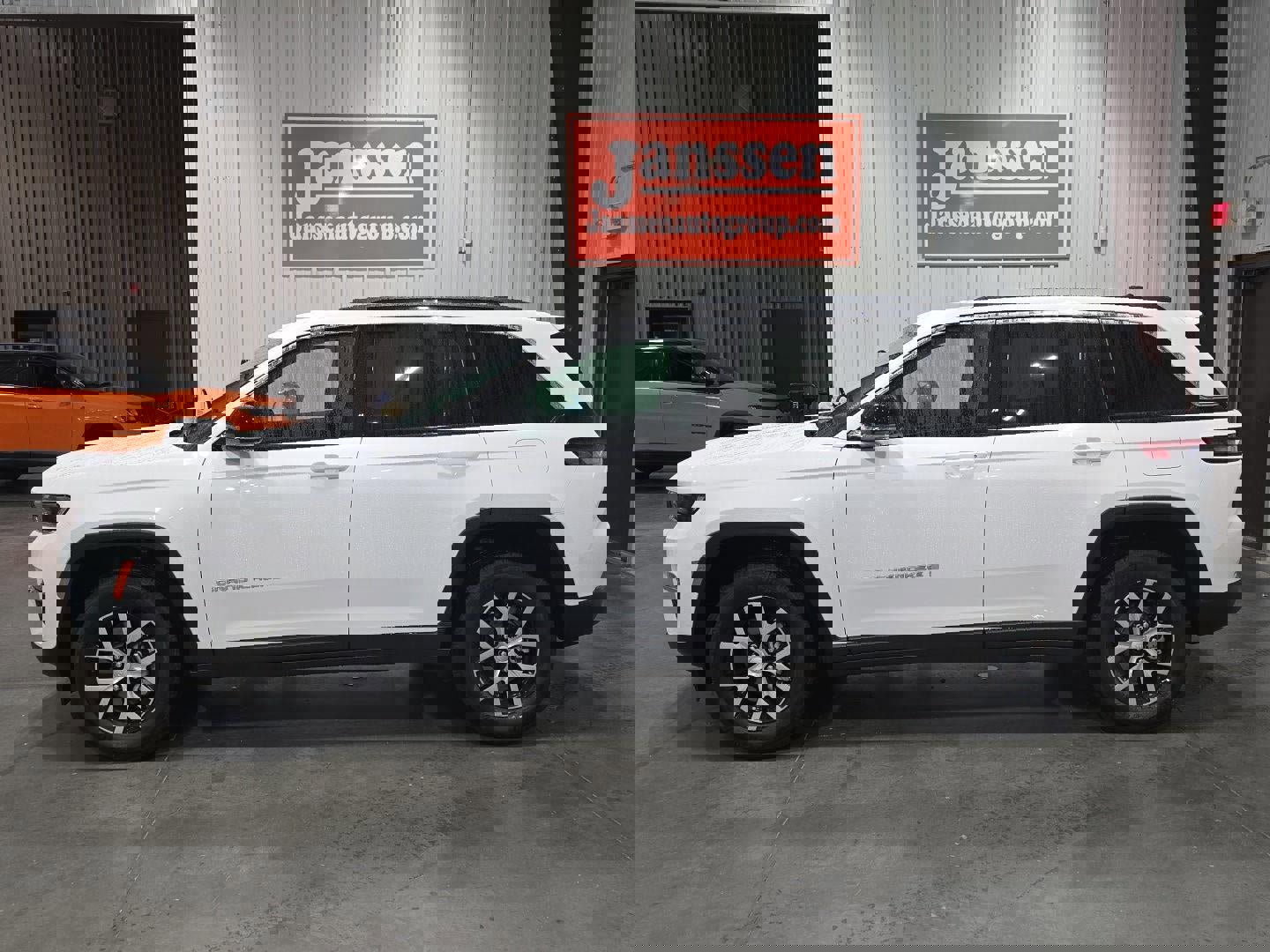 Used 2024 Jeep Grand Cherokee Limited image 2