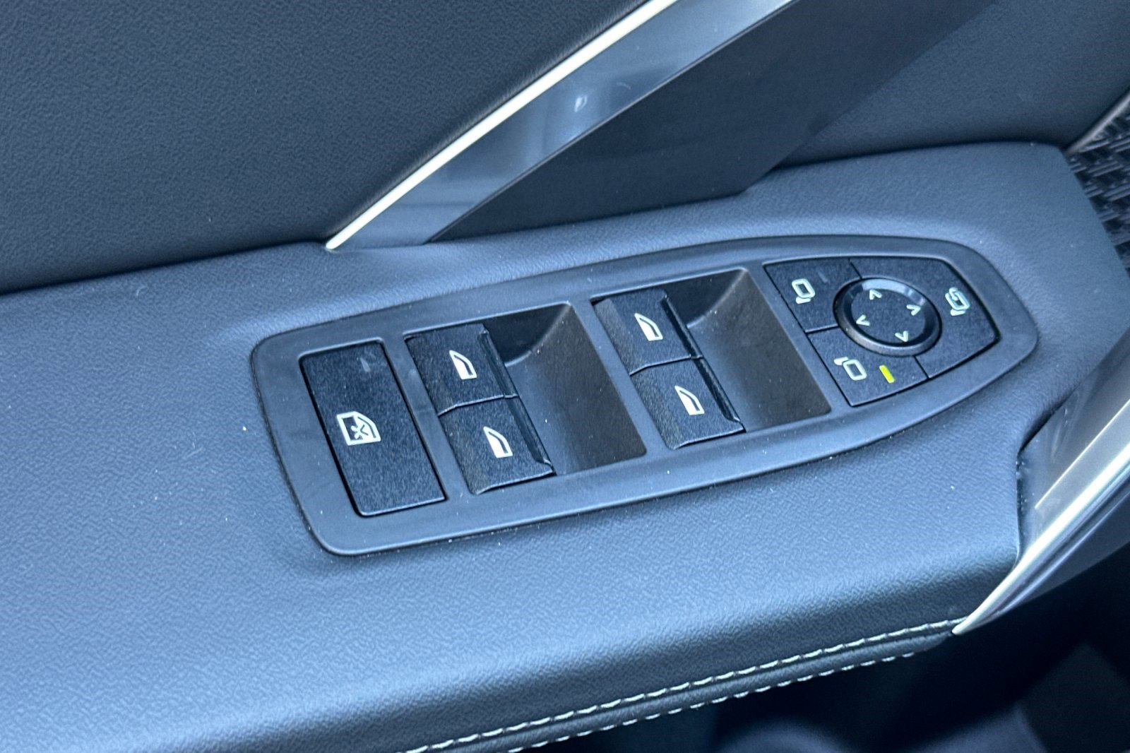 Used 2025 BMW X2 xDrive28i w/ Premium Package image 13