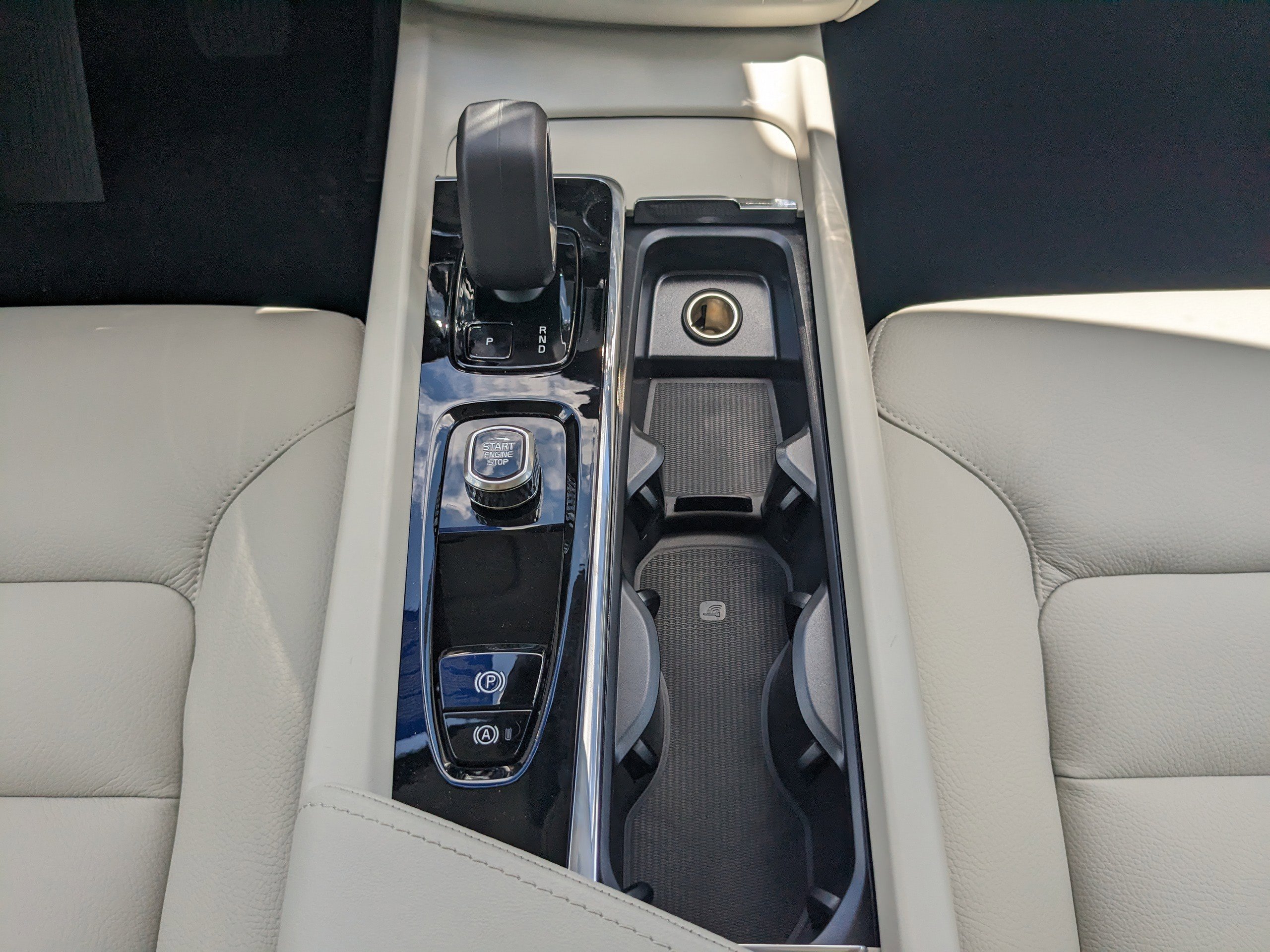 New 2025 Volvo XC60 T8 Core image 20