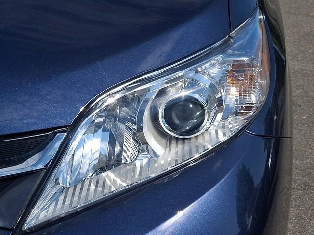 Used 2019 Toyota Sienna XLE w/ XLE Navigation Package AWD/4WD image 9