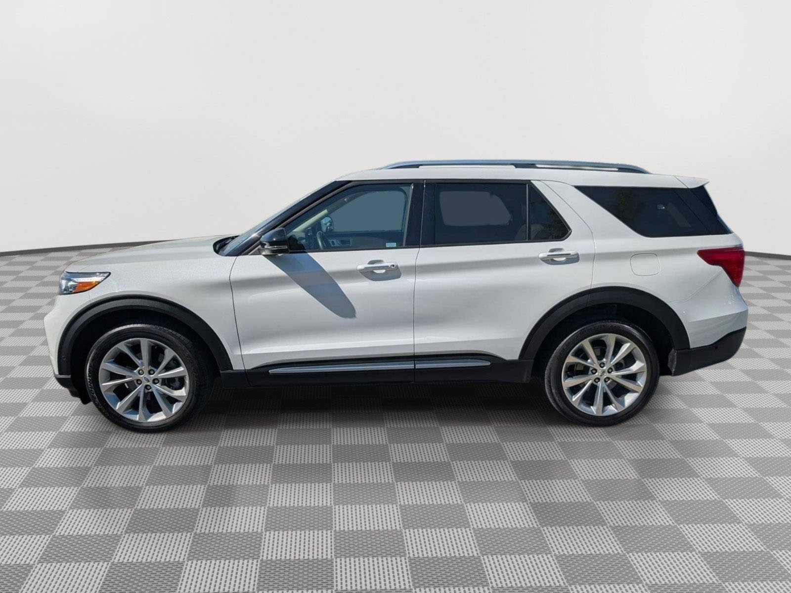 Used 2021 Ford Explorer Platinum w/ Equipment Group 601A AWD/4WD image 2