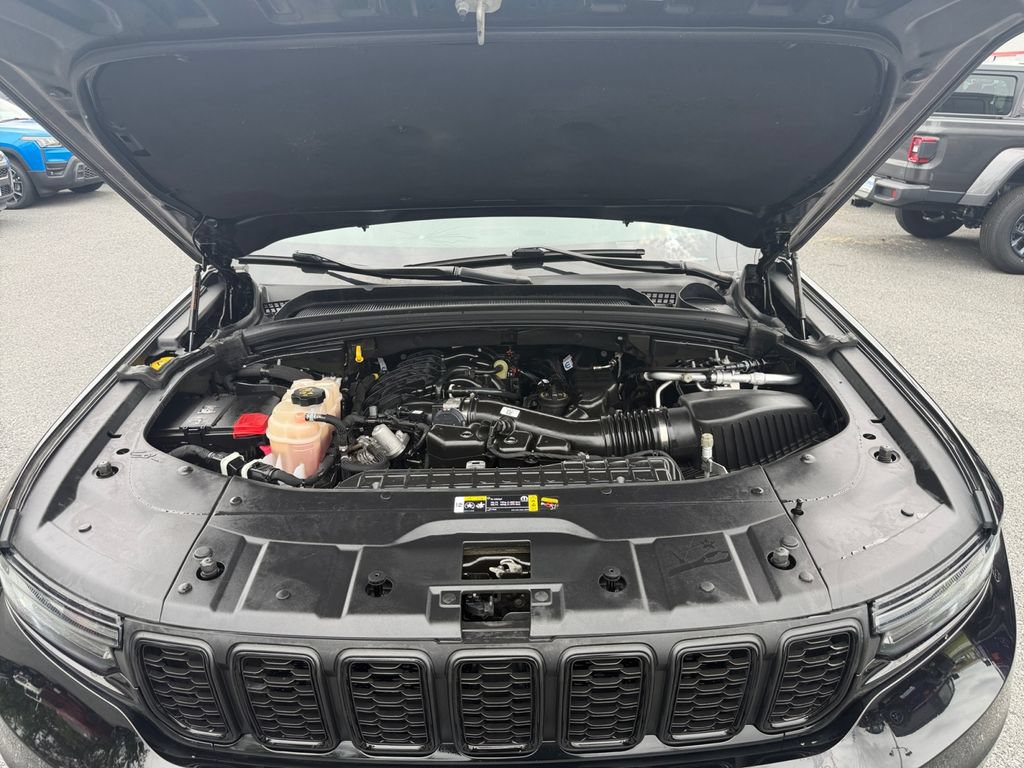 Used 2023 Jeep Grand Cherokee L Laredo AWD/4WD image 17