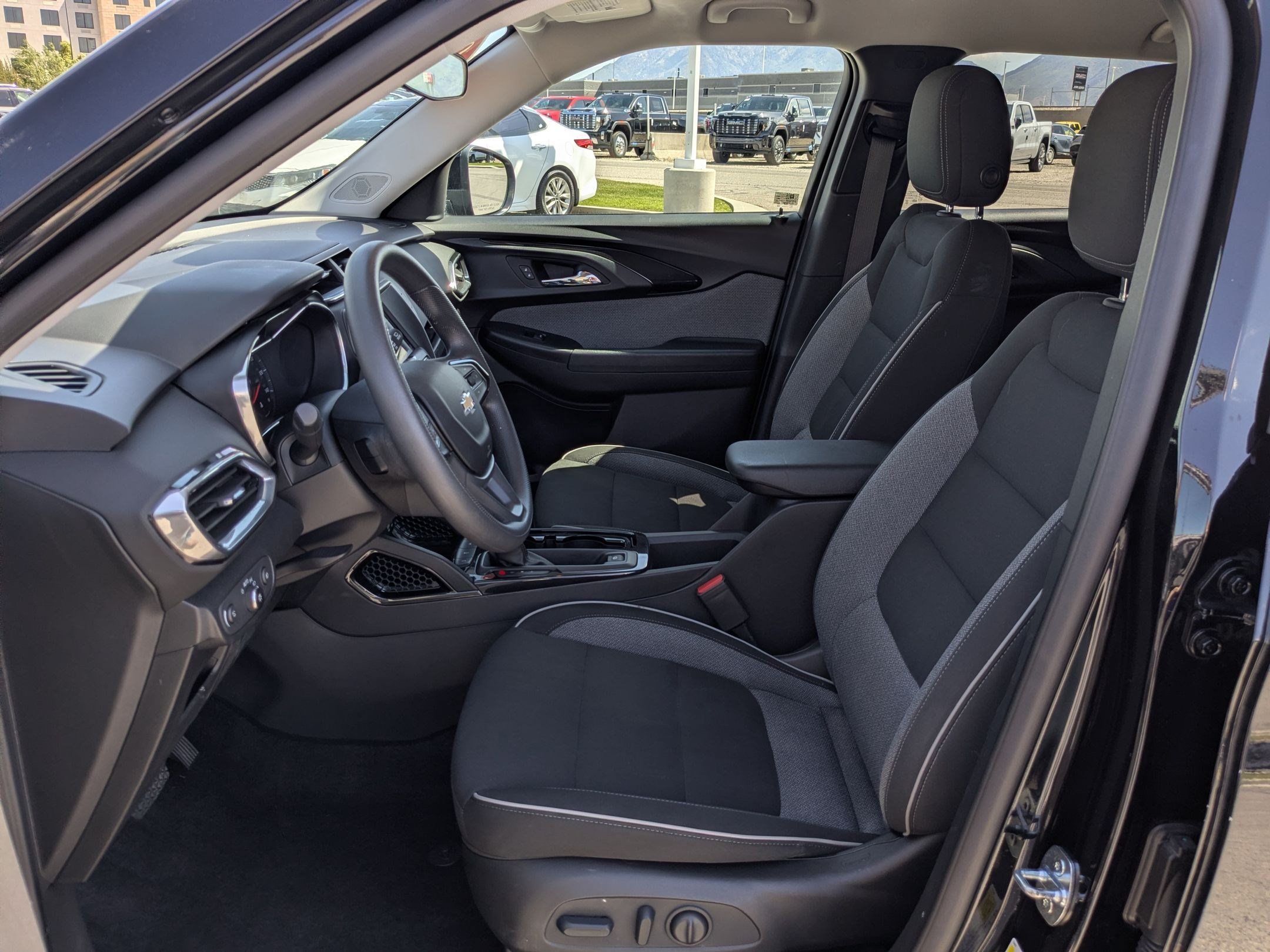 Used 2023 Chevrolet TrailBlazer LT FWD image 23