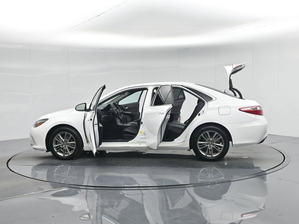 Used 2017 Toyota Camry SE image 19