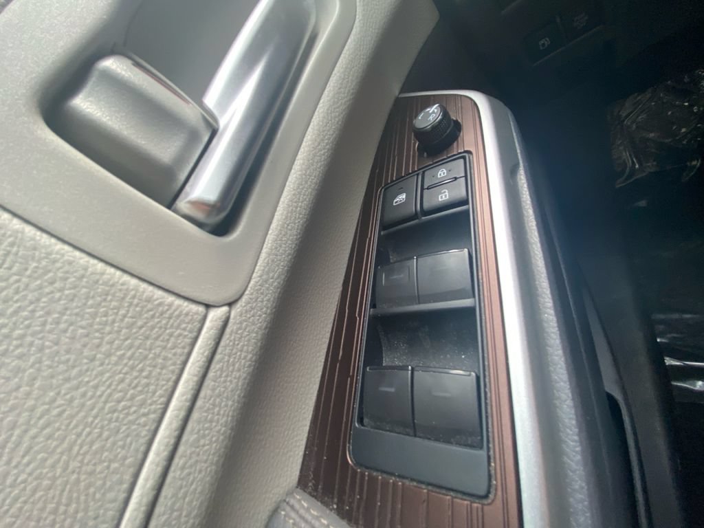 Used 2024 Toyota Sienna XLE FWD image 17