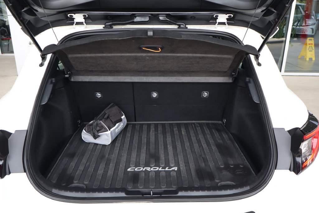 Used 2025 Toyota Corolla SE w/ SE Package FWD image 11