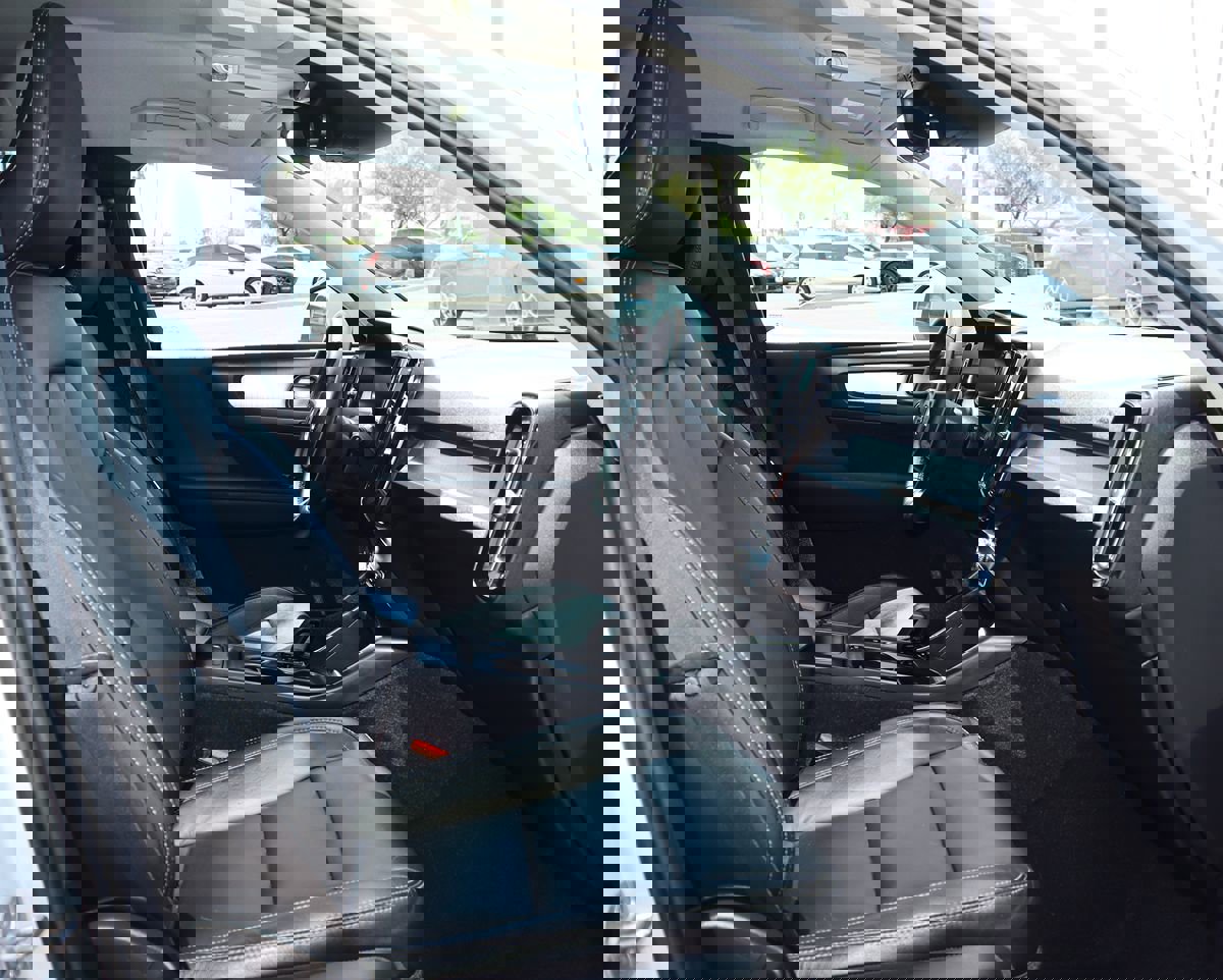 Used 2022 Volvo XC40 T4 Momentum image 28