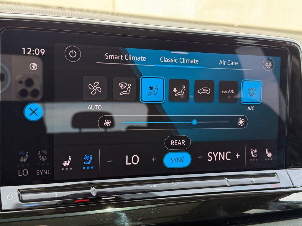 Used 2025 Volkswagen Atlas SE image 12