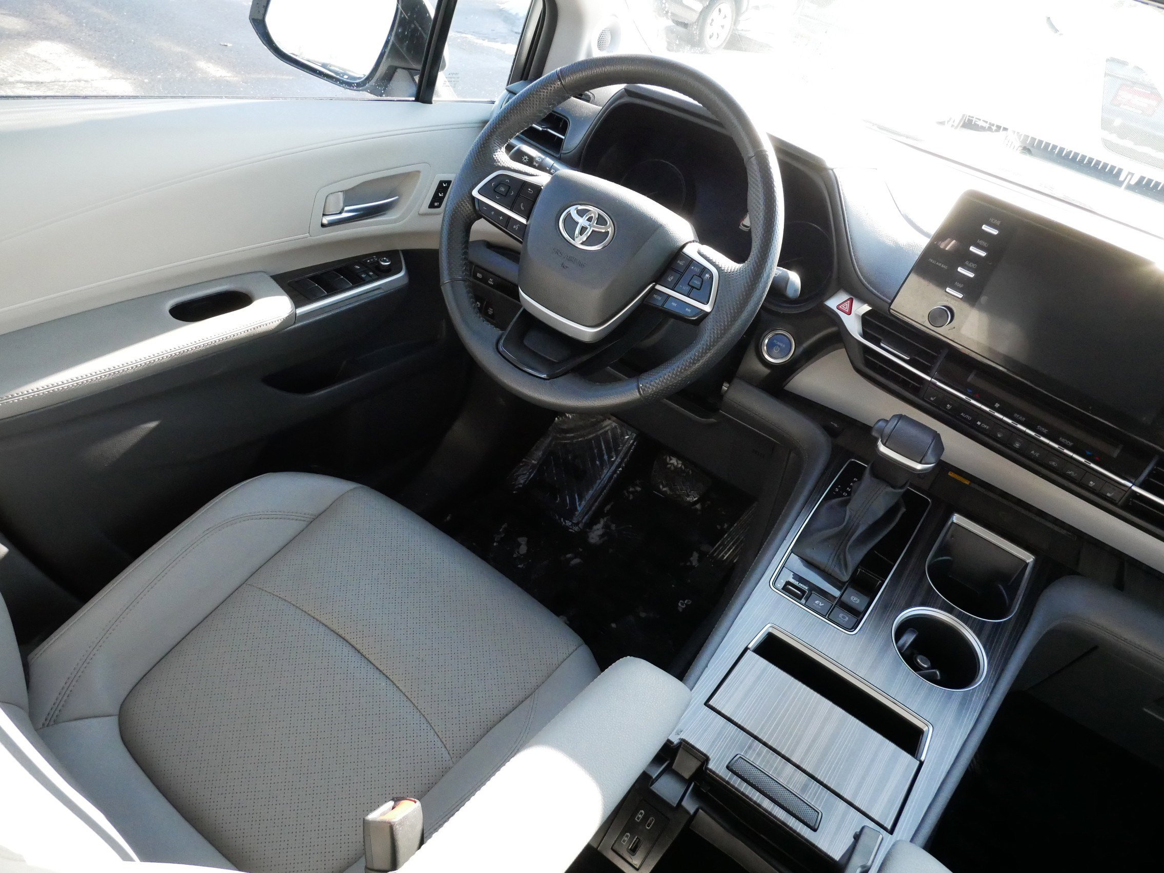 Certified 2024 Toyota Sienna Limited FWD image 9