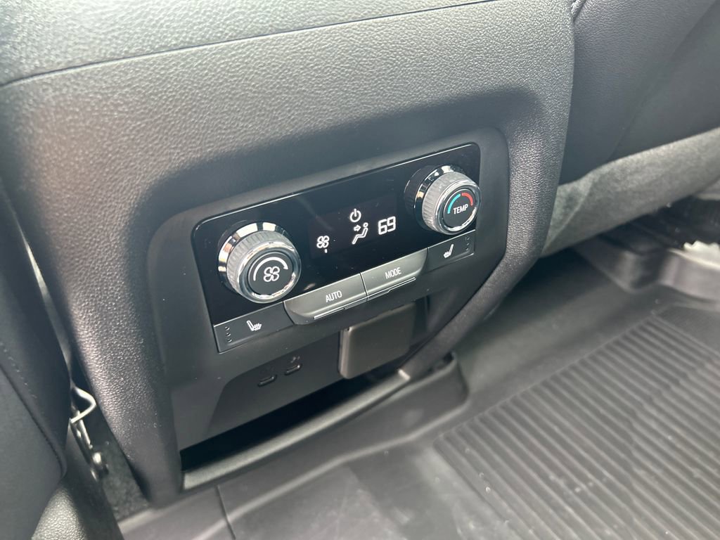 Used 2024 Chevrolet Traverse RS image 30