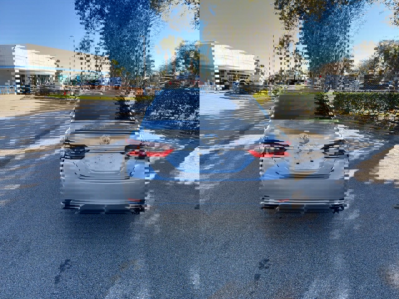 Used 2024 Toyota Camry SE image 4