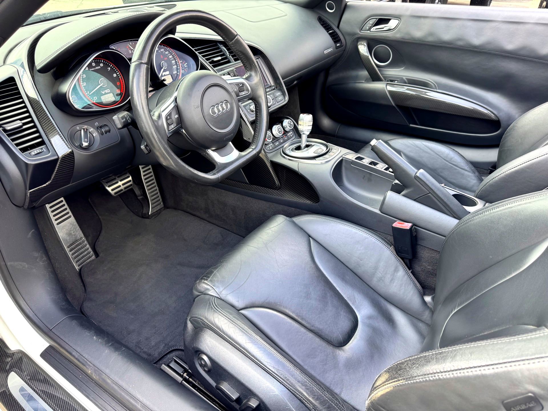 Used 2011 Audi R8 V10 w/ Enhanced Leather Pkg image 28