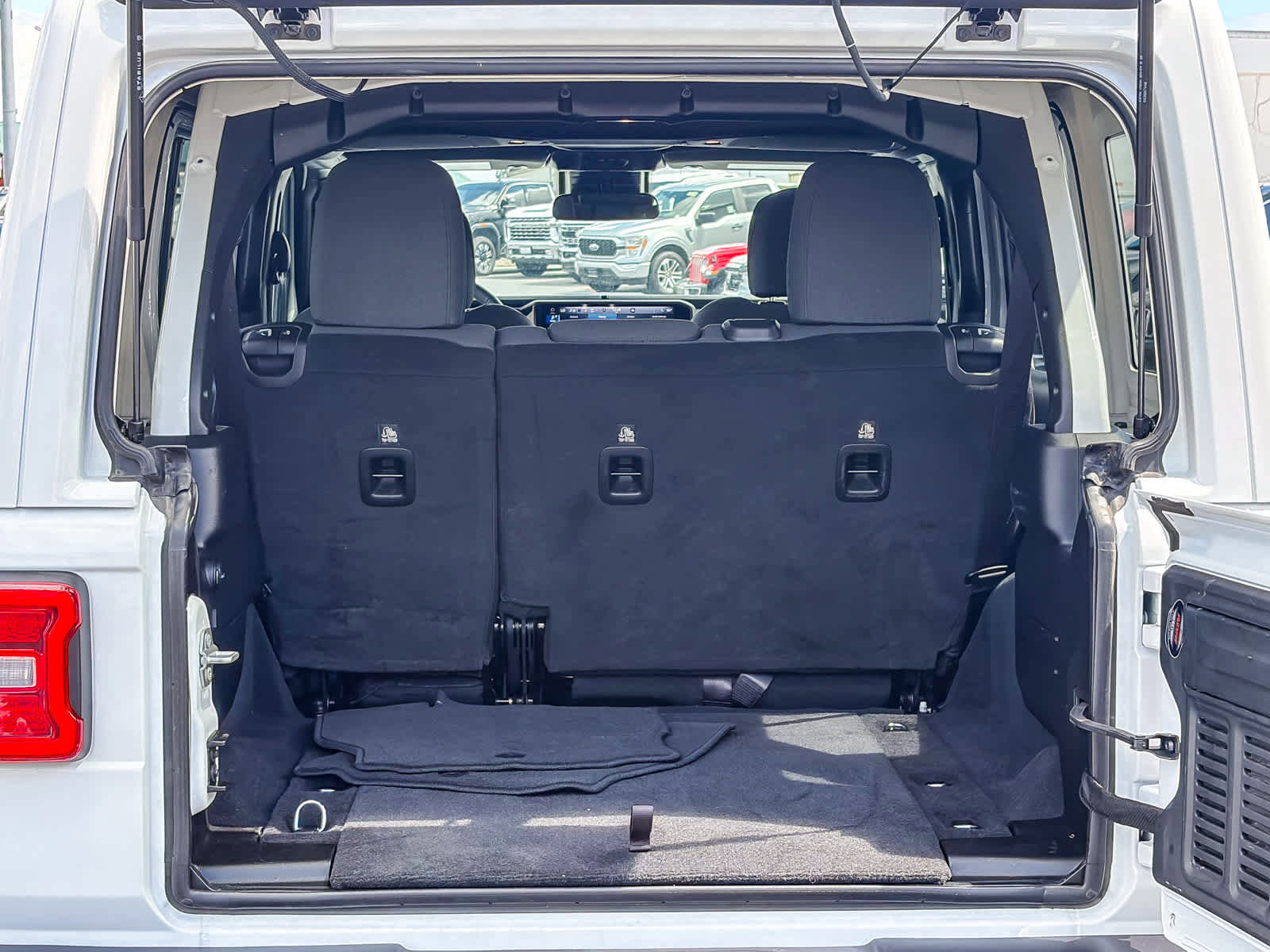 Used 2025 Jeep Wrangler Sahara AWD/4WD image 25