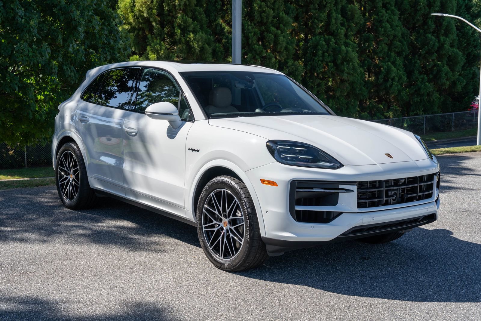 Certified 2025 Porsche Cayenne E-Hybrid w/ Premium Package Plus image 9