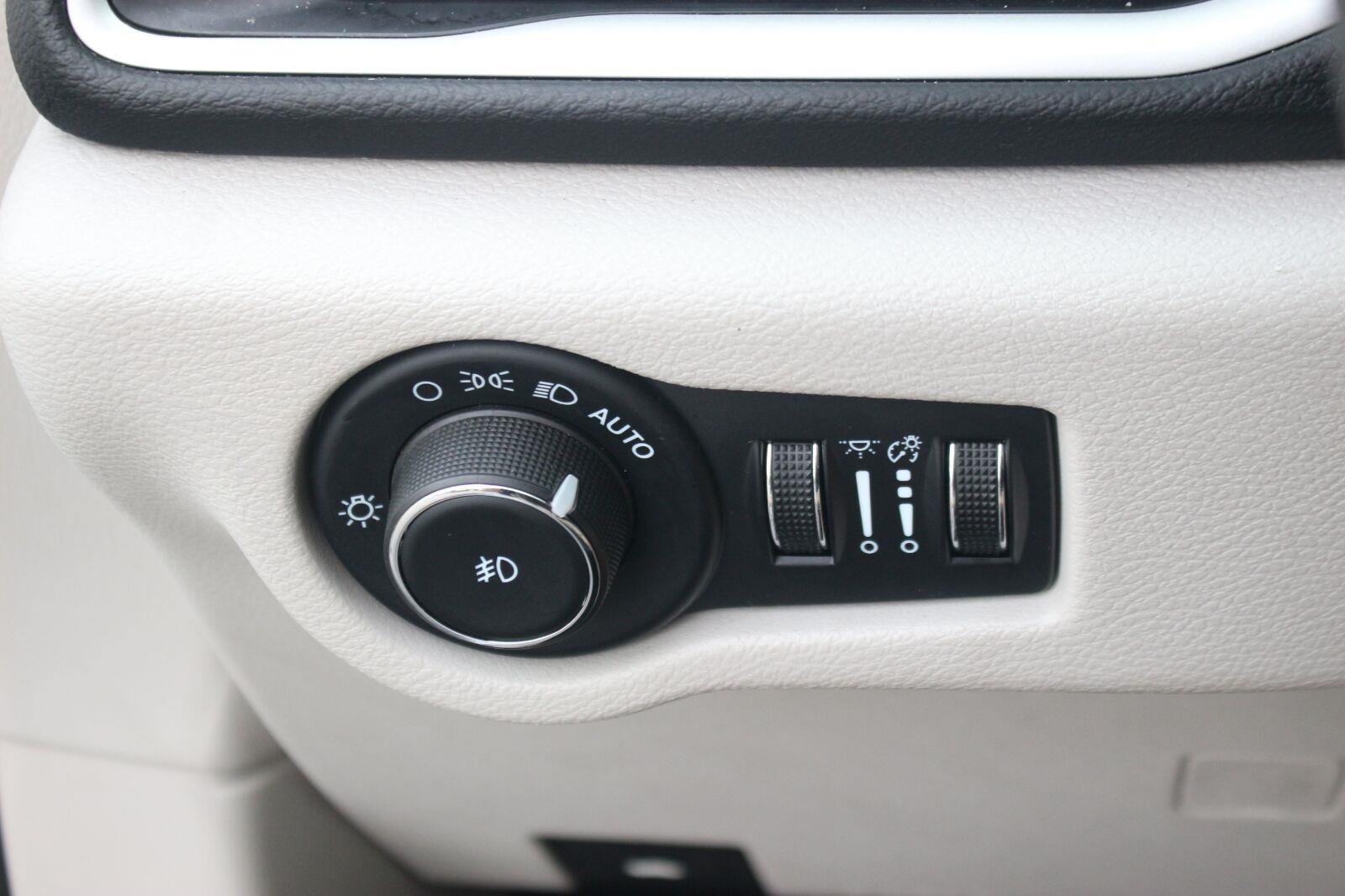 Used 2024 Chrysler Pacifica Touring-L FWD image 28