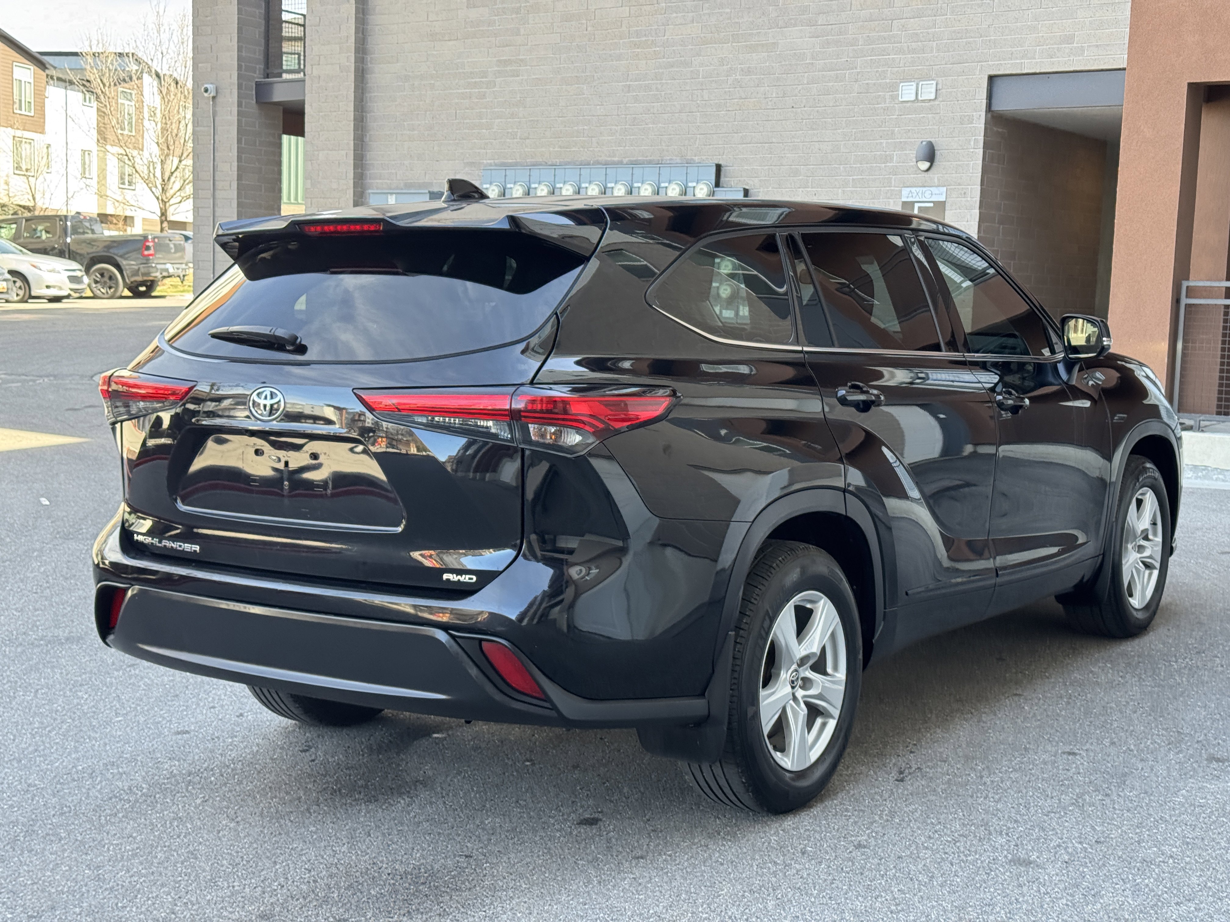 Used 2020 Toyota Highlander L image 7