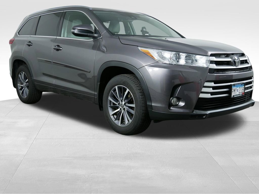 Used 2017 Toyota Highlander XLE w/ Carpet Mat Package image 2