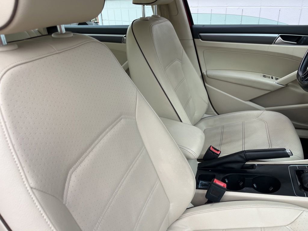 Used 2016 Volkswagen Passat 1.8T R-Line FWD image 32