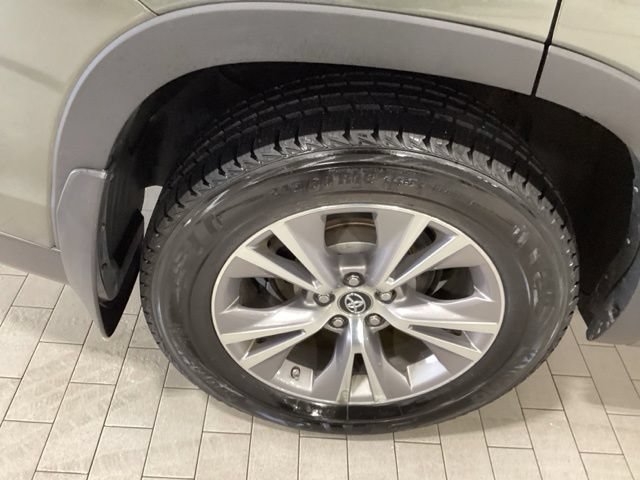 Used 2016 Toyota Highlander Plus AWD/4WD image 23
