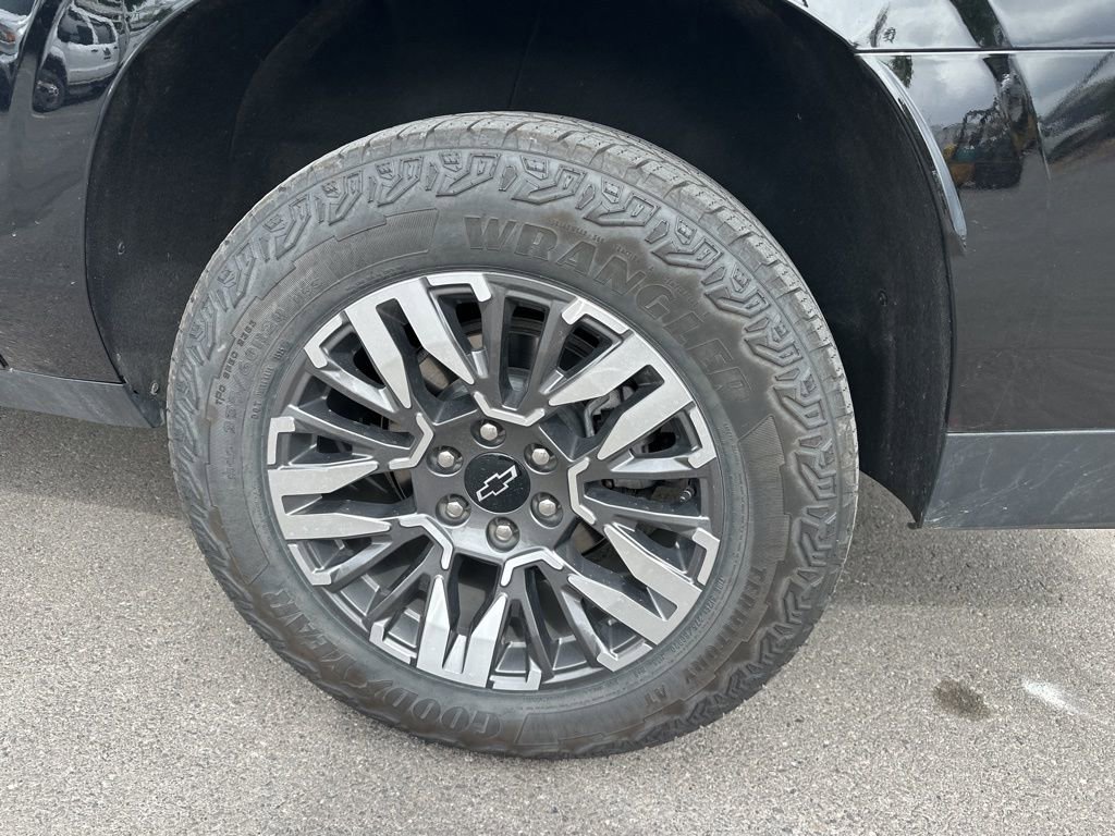 Used 2025 Chevrolet Suburban Z71 AWD/4WD image 6